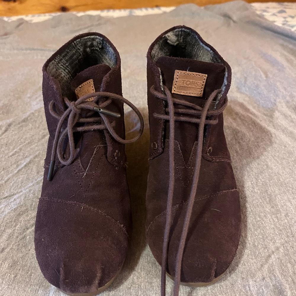 Women’s Tom’s suede wedge sz.7